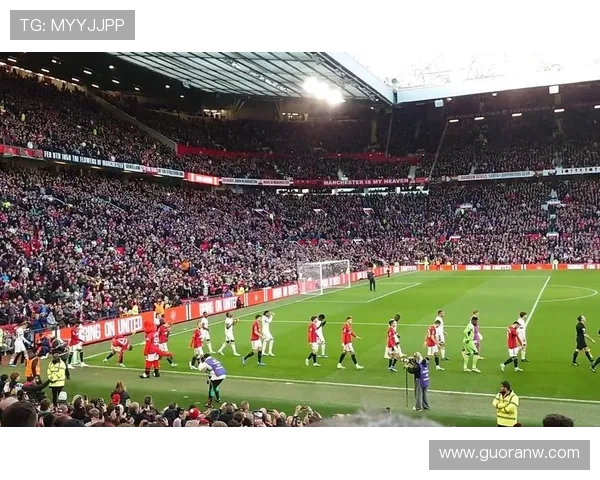 曼联计划升级老特拉福德场地四周设施以减少球员比赛中意外受伤风险