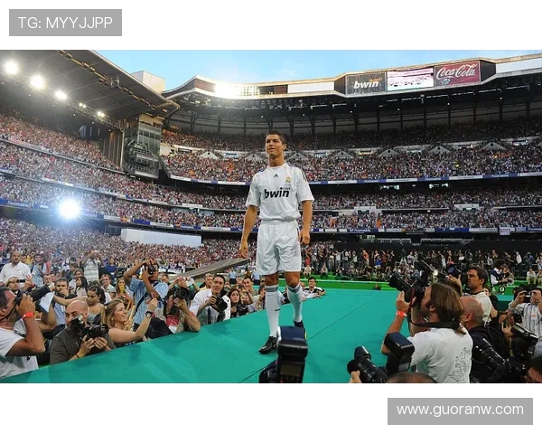 伯纳乌球场TIFO展现巴斯克斯心系皇马情感深厚 伯纳乌球场TIFO展现巴斯克斯心系皇马情感深厚